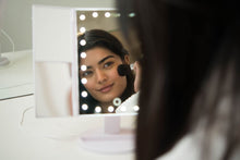 Carica l'immagine nel visualizzatore di Gallery, *Nuovo* Specchio per Trucco Ingranditore - illuminato a LED con Bianco - Ilgrandebazar
