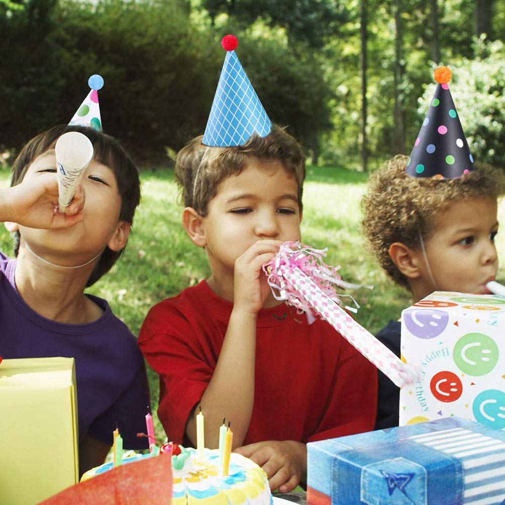 Bambini felici in cappellini per festeggiare un compleanno