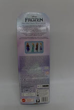 Carica l&#39;immagine nel visualizzatore di Gallery, Mattel Disney Frozen - Elsa bambola con abito elegante e accessori ispirati ai film Disney Frozen 1, giocattolo per bambini, 3+ anni, HLW47