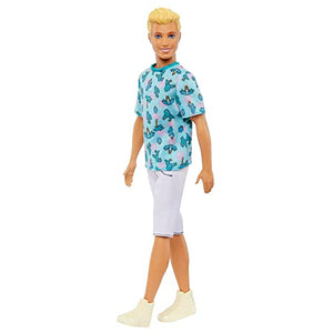 Barbie - Bambola Ken Fashionistas n. 211, dai capelli biondi con look alla moda, t-shirt con cactus, pantaloncini bianchi e sneakers, giocattolo per bambini, 3+ anni, HJT10