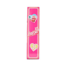 Carica l&#39;immagine nel visualizzatore di Gallery, Barbie The Movie - Margot Robbie, bambola del film Barbie da collezione con abito vintage a quadretti rosa e bianco e collana con margherita, giocattolo per bambini, 3+ anni, HPJ96