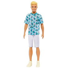 Carica l&#39;immagine nel visualizzatore di Gallery, Barbie - Bambola Ken Fashionistas n. 211, dai capelli biondi con look alla moda, t-shirt con cactus, pantaloncini bianchi e sneakers, giocattolo per bambini, 3+ anni, HJT10