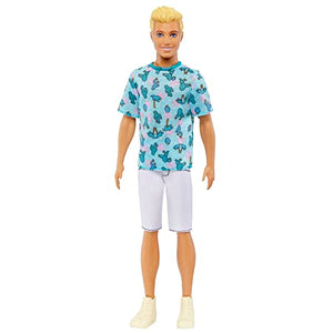 Barbie - Bambola Ken Fashionistas n. 211, dai capelli biondi con look alla moda, t-shirt con cactus, pantaloncini bianchi e sneakers, giocattolo per bambini, 3+ anni, HJT10
