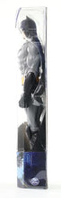 Carica l'immagine nel visualizzatore di Gallery, dc comics | BATMAN | Personaggio Batman in scala 30 cm con decorazioni originali, mantello e 11 punti di articolazione - Giocattoli per bambini e bambine dai 3 anni