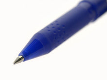 Carica l'immagine nel visualizzatore di Gallery, Pilot - Confezione da 1 Frixion Ball + 1 set di 3 ricariche - Penna cancellabile con inchiostro termosensibile - Penna roller ricaricabile realizzata in plastica riciclata - Blu - Punta media