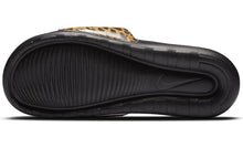 Carica l'immagine nel visualizzatore di Gallery, Nike W Victori One Slide Print, Scarpe da Ginnastica Donna, Chutney/Bianco-Nero, 35.5 EU