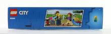 Carica l&#39;immagine nel visualizzatore di Gallery, LEGO City Camper delle Vacanze, Modellino da Costruire di Roulotte Giocattolo con Minifigure e Accessori, Giochi per Bambini e Bambine da 5 Anni in su, Idee Regalo di Compleanno 60283