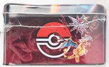 Carica l'immagine nel visualizzatore di Gallery, Pokémon Bauletto da Collezione del GCC, Autunno 2023, Meowscarada, Skeledirge e Quaquaval, Tre Carte Promozionali Olografiche e Sei Buste di Espansione, Edizione in Italiano