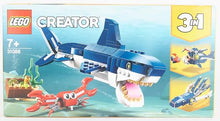 Carica l&#39;immagine nel visualizzatore di Gallery, LEGO Creator Creature degli Abissi, Set 3 in 1 con Animali Giocattolo Marini da Costruire come Squalo, Calamaro, Granchio e Rana Pescatrice, Giochi per Bambini e Bambine da 7 Anni, Idee Regalo 31088
