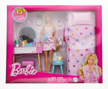 Carica l&#39;immagine nel visualizzatore di Gallery, Barbie - Set Camera da letto di Barbie, include una bambola in pigiama rosa e pantofole, un gattino, letto, specchiera e comodino, 20+ accessori a tema, giocattolo per bambini, 3+ anni, HPT55