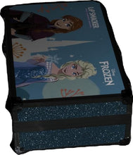 Carica l'immagine nel visualizzatore di Gallery, Lip Smacker Frozen Traincase, Valigetta Trucchi Frozen per Bambini, 40+ Pezzi Make-up per Viso, Labbra e Unghie con Accessori Beauty per Capelli e Trucco Inclusi
