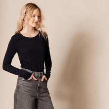 Carica l'immagine nel visualizzatore di Gallery, Amazon Essentials T-Shirt Girocollo a Maniche Lunghe, vestibilità Classica (Disponibile in Taglie Forti) Donna, Nero, L