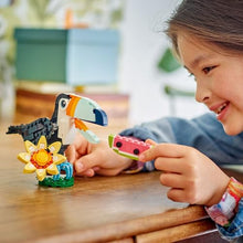 Carica l'immagine nel visualizzatore di Gallery, LEGO Creator 3 in 1 Animali Selvatici: Tucano Tropicale con Fiore - Animale Giocattolo Trasformabile in Farfalla o Pesce Tropicale - Regalo Creativo per Bambine e Bambini da 7 Anni in su - 31173