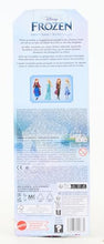 Carica l'immagine nel visualizzatore di Gallery, Mattel Disney Frozen - Anna, bambola con abito elegante e accessori ispirati al film Dsney Frozen 1, giocattolo per bambini, 3+ anni, HLW49