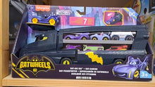 Carica l'immagine nel visualizzatore di Gallery, Fisher-Price DC Batwheels - Bat-Autotreno, playset Autotreno con rampa e veicolo Bam Batmobile in scala 1:55 incluso, può contenere 7 macchinine die-cast, giocattolo per bambini, 3+ anni, HMX07