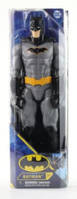 Carica l'immagine nel visualizzatore di Gallery, dc comics | BATMAN | Personaggio Batman in scala 30 cm con decorazioni originali, mantello e 11 punti di articolazione - Giocattoli per bambini e bambine dai 3 anni