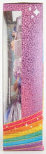 Carica l'immagine nel visualizzatore di Gallery, Rainbow High Swim &amp; Style - Violet (viola) - Bambola da 28 cm con confezione scintillante e oltre 10 outfit - Costume da bagno rimovibile, sandali, accessori divertenti - Età 4-12 anni