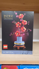 Carica l&#39;immagine nel visualizzatore di Gallery, LEGO Icons Albicocco Giapponese, Fiore Finto Artificiale da Costruire per Adulti, Decorazione Floreale per Casa dalla Botanical Collection, Idea Regalo per Donna, Uomo, Lei o Lui, Hobby Creativo 10369