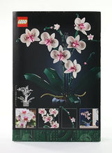 Carica l&#39;immagine nel visualizzatore di Gallery, LEGO Icons Orchidea, Set Collezione Botanica Piante Artificiali, Modellino da Costruire con Fiori Finti, Kit Modellismo per Adulti, Idee Regalo per Donna o Uomo, Moglie o Marito, Hobby Creativi 10311