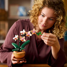 Carica l'immagine nel visualizzatore di Gallery, LEGO Botanicals Mini-Orchidea, Set di Fiori Finti con Vaso, Bocciolo e Foglie Artificiali, Botanical Collection per Adulti, Decorazione di Natale per Casa, Idea Regalo per Donna o Uomo 10343