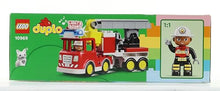 Carica l&#39;immagine nel visualizzatore di Gallery, LEGO DUPLO Town Autopompa, Camion Giocattolo dei Pompieri con Luci, Sirena e Scala Mobile, Figure di Vigile del Fuoco e Gatto, Giochi per Bambini e Bambine da 2 Anni, Idee Regalo di Compleanno 10969