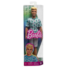 Carica l&#39;immagine nel visualizzatore di Gallery, Barbie - Bambola Ken Fashionistas n. 211, dai capelli biondi con look alla moda, t-shirt con cactus, pantaloncini bianchi e sneakers, giocattolo per bambini, 3+ anni, HJT10