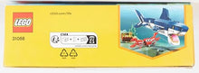 Carica l&#39;immagine nel visualizzatore di Gallery, LEGO Creator Creature degli Abissi, Set 3 in 1 con Animali Giocattolo Marini da Costruire come Squalo, Calamaro, Granchio e Rana Pescatrice, Giochi per Bambini e Bambine da 7 Anni, Idee Regalo 31088