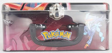 Carica l'immagine nel visualizzatore di Gallery, Pokémon Bauletto da Collezione del GCC, Autunno 2023, Meowscarada, Skeledirge e Quaquaval, Tre Carte Promozionali Olografiche e Sei Buste di Espansione, Edizione in Italiano