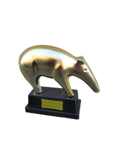 Carica l'immagine nel visualizzatore di Gallery, Tapiro D' Oro Trofeo personalizzabile Scherzi per Festa Compleanno Premio scherzo Statuetta oscar con dedica tapiro pers