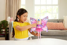 Carica l&#39;immagine nel visualizzatore di Gallery, Barbie - Ali Scintillanti, Bambola dai Capelli Viola, trasformazione 2 in 1 da Ballerina a Farfalla con Ali apribili, Cerchietto e tutù Rimovibile Inclusi, Giocattolo per Bambini, 3+ Anni, HXJ10
