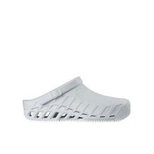 Carica l'immagine nel visualizzatore di Gallery, Scholl Clog Evo - Zoccoli Sanitari Professionali per Uomo o Donna, Ultra Leggeri, Comodi e Traspiranti, con Suola Antiscivolo, Soletta in Memory Removibile e Cinturino Rotante