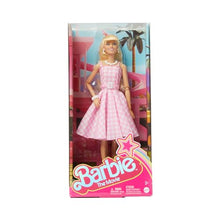 Carica l&#39;immagine nel visualizzatore di Gallery, Barbie The Movie - Margot Robbie, bambola del film Barbie da collezione con abito vintage a quadretti rosa e bianco e collana con margherita, giocattolo per bambini, 3+ anni, HPJ96