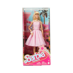 Barbie The Movie - Margot Robbie, bambola del film Barbie da collezione con abito vintage a quadretti rosa e bianco e collana con margherita, giocattolo per bambini, 3+ anni, HPJ96