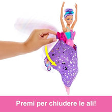 Carica l&#39;immagine nel visualizzatore di Gallery, Barbie - Ali Scintillanti, Bambola dai Capelli Viola, trasformazione 2 in 1 da Ballerina a Farfalla con Ali apribili, Cerchietto e tutù Rimovibile Inclusi, Giocattolo per Bambini, 3+ Anni, HXJ10