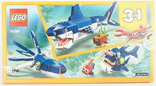 Carica l&#39;immagine nel visualizzatore di Gallery, LEGO Creator Creature degli Abissi, Set 3 in 1 con Animali Giocattolo Marini da Costruire come Squalo, Calamaro, Granchio e Rana Pescatrice, Giochi per Bambini e Bambine da 7 Anni, Idee Regalo 31088