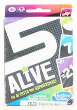Carica l'immagine nel visualizzatore di Gallery, 5 Alive, gioco di carte Hasbro Gaming dal ritmo incalzante per bambini e famiglie, giochi per tutta la famiglia, giochi di carte veloci da 2 a 6 giocatori