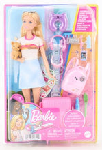 Carica l&#39;immagine nel visualizzatore di Gallery, Barbie - Set da Viaggio Malibu, Bambola e Accessori, con Cagnolino e Oltre 10 Pezzi, valigie funzionanti Incluse, Giocattolo per Bambini 3+ Anni, HJY18
