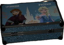 Carica l'immagine nel visualizzatore di Gallery, Lip Smacker Frozen Traincase, Valigetta Trucchi Frozen per Bambini, 40+ Pezzi Make-up per Viso, Labbra e Unghie con Accessori Beauty per Capelli e Trucco Inclusi