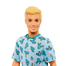 Carica l&#39;immagine nel visualizzatore di Gallery, Barbie - Bambola Ken Fashionistas n. 211, dai capelli biondi con look alla moda, t-shirt con cactus, pantaloncini bianchi e sneakers, giocattolo per bambini, 3+ anni, HJT10