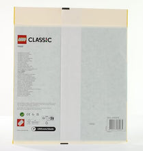 Carica l&#39;immagine nel visualizzatore di Gallery, LEGO Classic Base Verde, Tavola per Costruzioni Quadrata con 32x32 Bottoncini, Piattaforma Classica per Mattoncini per Costruire ed Esporre, Set di Giochi per Bambini e Bambine da 4 Anni in su 11023