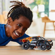 Carica l'immagine nel visualizzatore di Gallery, LEGO Technic NEOM McLaren Extreme E Race Car, Macchina Giocattolo Fuoristrada con Funzione Pull-Back, Giochi per Bambini e Bambine da 7 Anni Fan dei Modellini di Auto e Veicoli da Costruire 42166