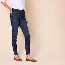 Carica l'immagine nel visualizzatore di Gallery, Amazon Essentials Jeans Skinny a Vita Alta - colori fuori produzione Donna, Delavé Scuro, 48