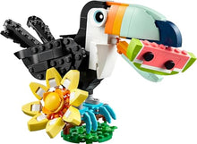 Carica l'immagine nel visualizzatore di Gallery, LEGO Creator 3 in 1 Animali Selvatici: Tucano Tropicale con Fiore - Animale Giocattolo Trasformabile in Farfalla o Pesce Tropicale - Regalo Creativo per Bambine e Bambini da 7 Anni in su - 31173