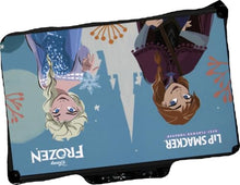 Carica l'immagine nel visualizzatore di Gallery, Lip Smacker Frozen Traincase, Valigetta Trucchi Frozen per Bambini, 40+ Pezzi Make-up per Viso, Labbra e Unghie con Accessori Beauty per Capelli e Trucco Inclusi