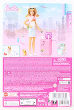 Carica l&#39;immagine nel visualizzatore di Gallery, Barbie - Set da Viaggio Malibu, Bambola e Accessori, con Cagnolino e Oltre 10 Pezzi, valigie funzionanti Incluse, Giocattolo per Bambini 3+ Anni, HJY18