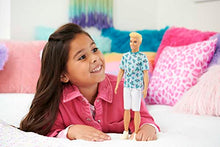 Carica l&#39;immagine nel visualizzatore di Gallery, Barbie - Bambola Ken Fashionistas n. 211, dai capelli biondi con look alla moda, t-shirt con cactus, pantaloncini bianchi e sneakers, giocattolo per bambini, 3+ anni, HJT10