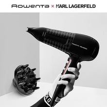 Carica l'immagine nel visualizzatore di Gallery, Rowenta x Karl Lagerfeld CV591L Powerline Asciugacapelli, 2300 W, Boost di Ioni, Impostazione Thermo Control per Proteggere i Capelli, 6 Impostazioni di Velocità/Temperatura
