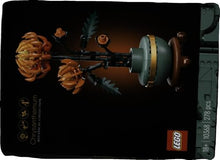 Carica l&#39;immagine nel visualizzatore di Gallery, LEGO Icons Crisantemo, Fiore Finto da Costruire, Decorazione Floreale Artificiale per Casa, Hobby Creativo per Adulti, Regalo di Compleanno per Donna, Uomo, Lei o Lui dalla Botanical Collection 10368