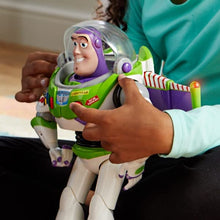 Carica l'immagine nel visualizzatore di Gallery, Disney Store Action figure parlante interattiva di Buzz Lightyear di Toy Story, 30 cm/11", con più di 10 frasi in inglese, interagisce con altri personaggi e giocattoli, luci laser, età 3+