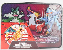 Carica l'immagine nel visualizzatore di Gallery, Pokémon Bauletto da Collezione del GCC, Autunno 2023, Meowscarada, Skeledirge e Quaquaval, Tre Carte Promozionali Olografiche e Sei Buste di Espansione, Edizione in Italiano